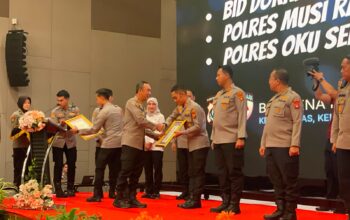 Kapolda Sumsel Serahkan Penghargaan kepada Polres OKU Selatan atas Raihan Predikat Wilayah Bebas dari Korupsi (WBK)
