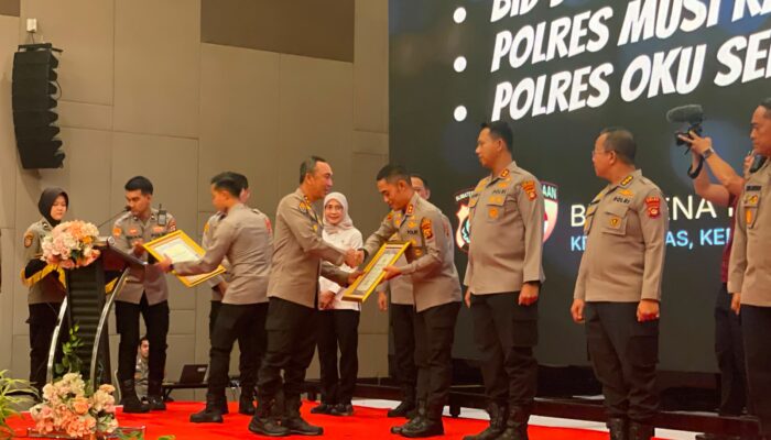 Kapolda Sumsel Serahkan Penghargaan kepada Polres OKU Selatan atas Raihan Predikat Wilayah Bebas dari Korupsi (WBK)