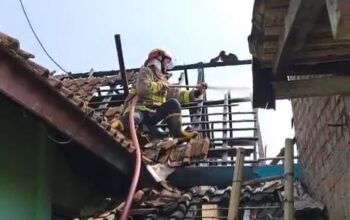 Kobaran Api Luluhlantakan Satu Unit Rumah di Gunung Cahya Kecamatan Buay Rawan 
