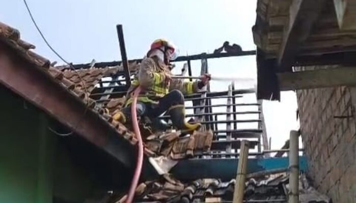 Kobaran Api Luluhlantakan Satu Unit Rumah di Gunung Cahya Kecamatan Buay Rawan 
